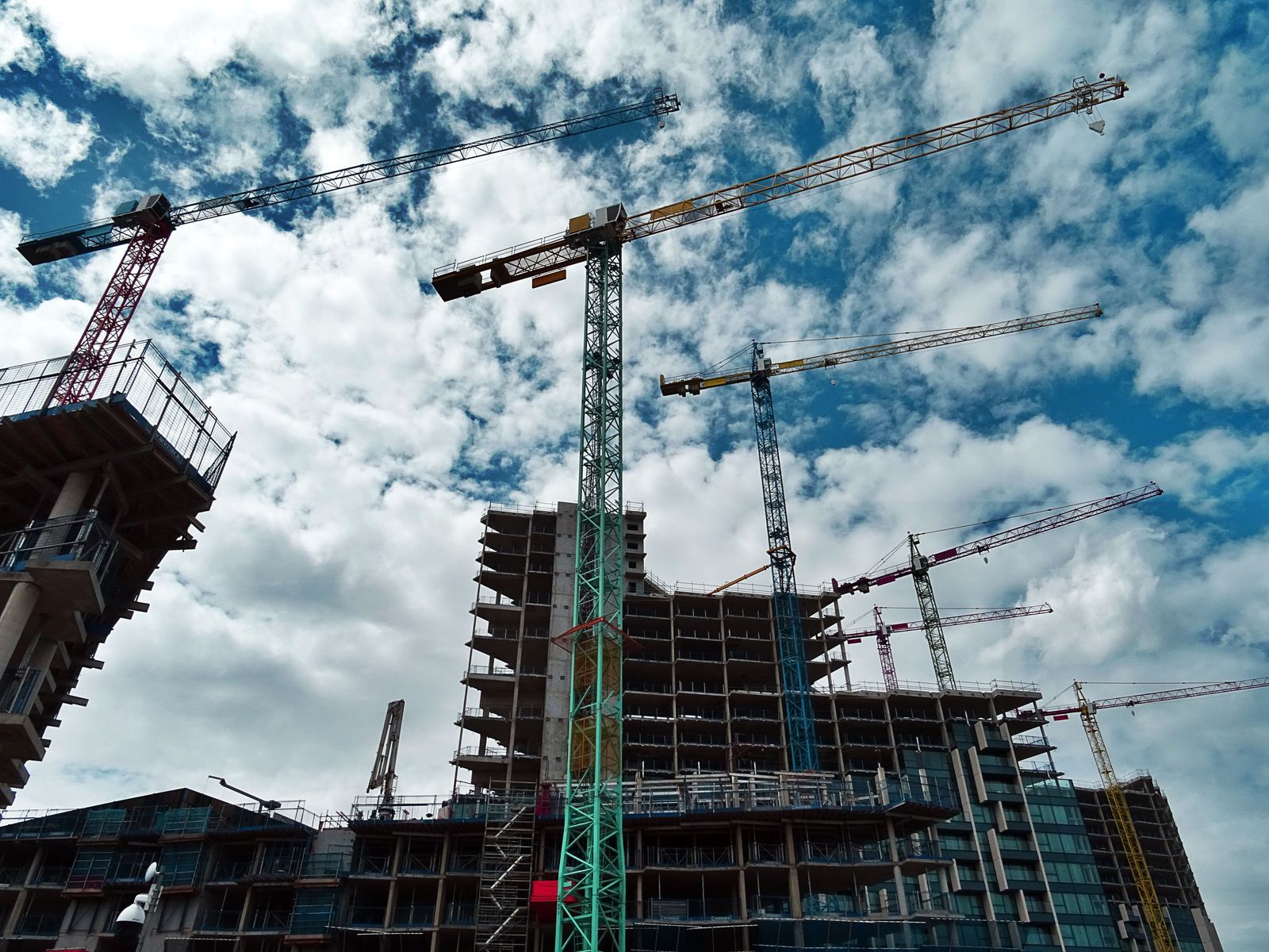 Grúas torre sobre edificio en construcción