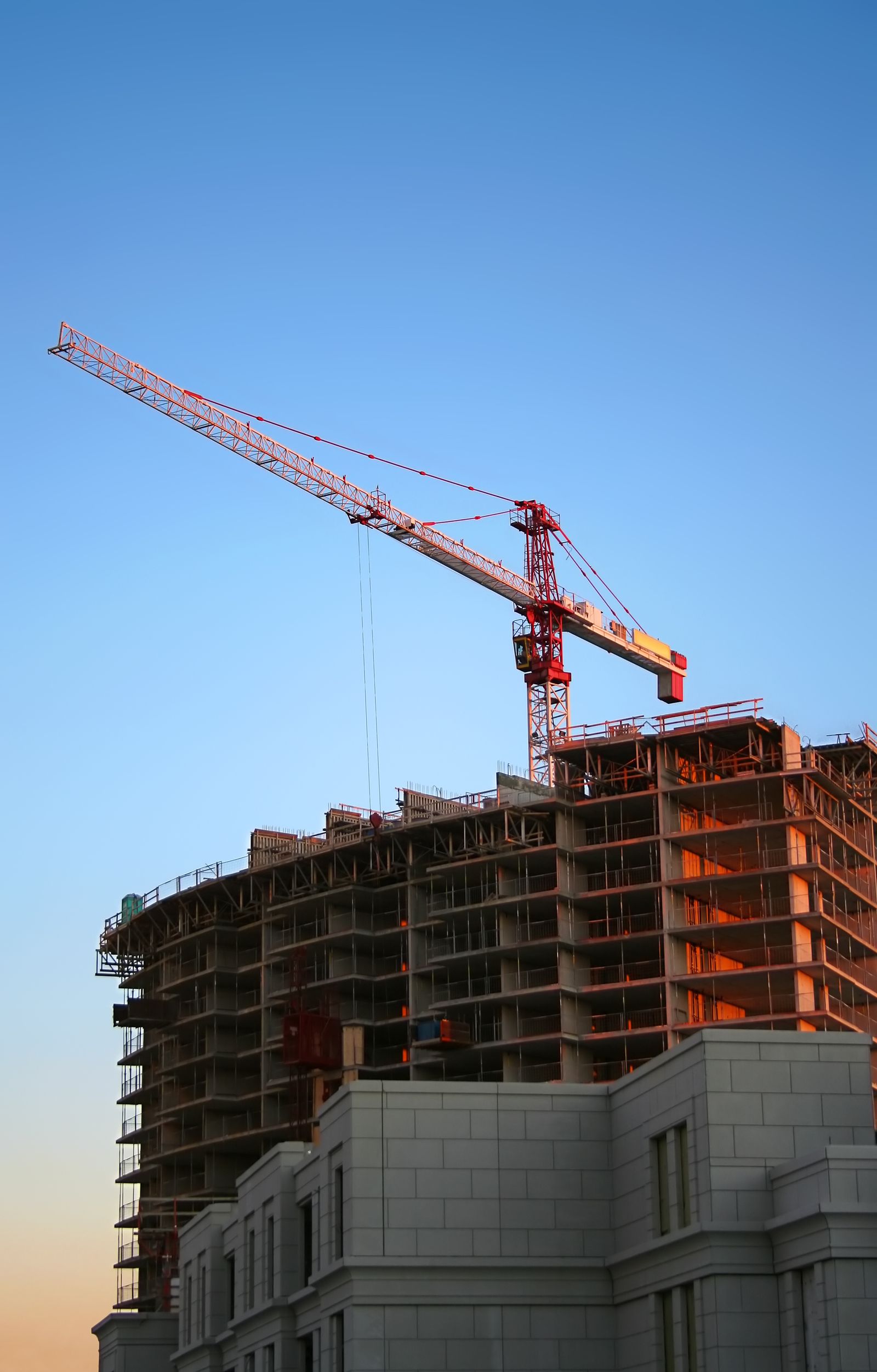 Edificio residencial en construcción con grúa