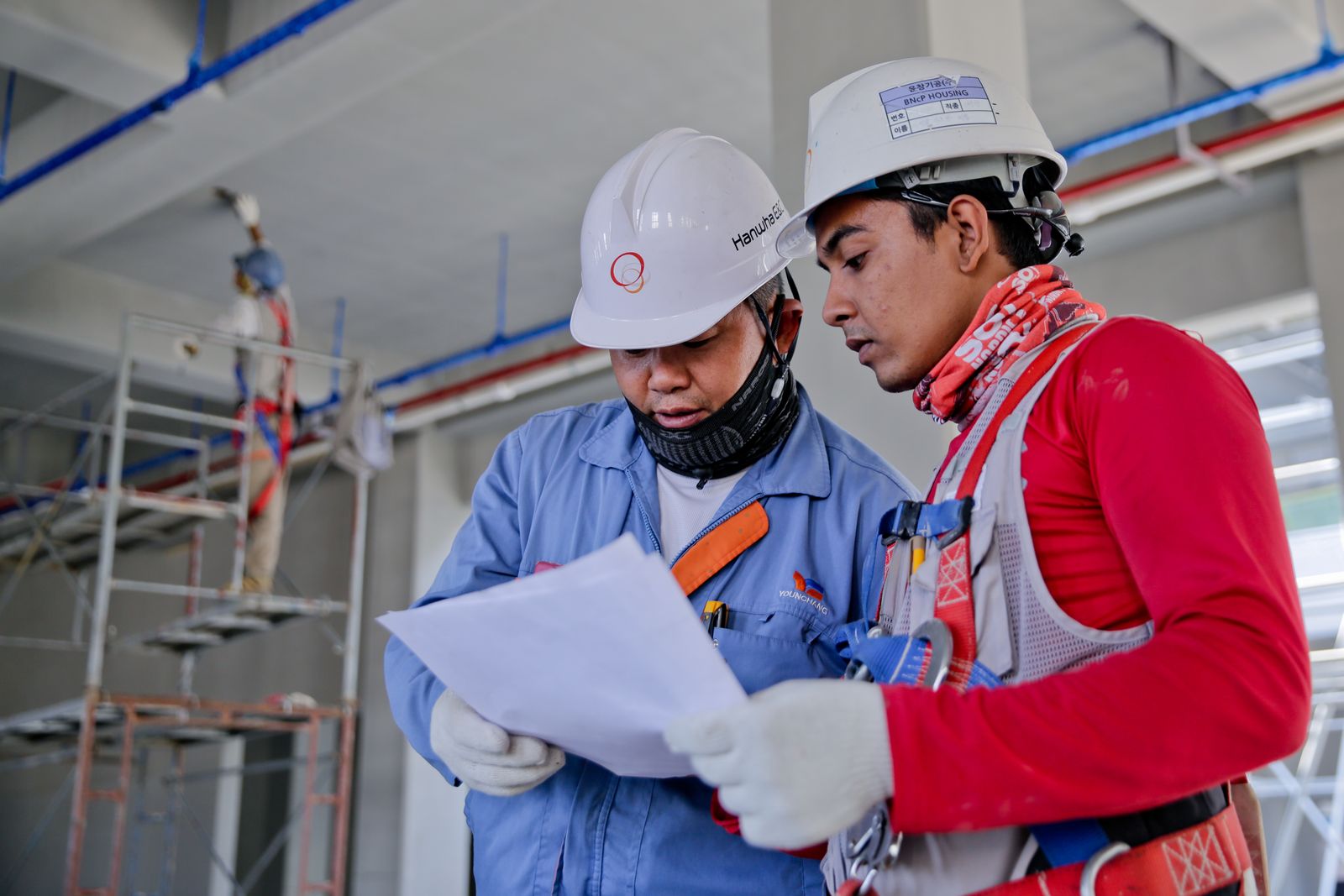 Técnicos revisando el plan de obra