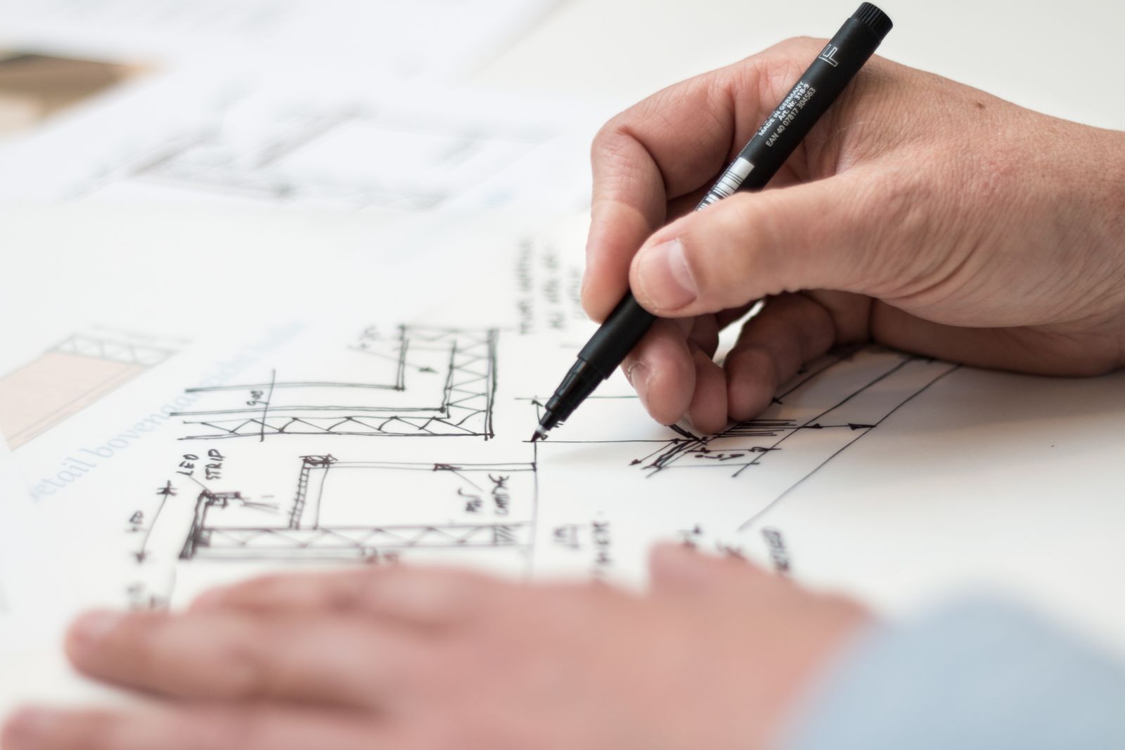 Arquitecto dibujando planos de proyecto